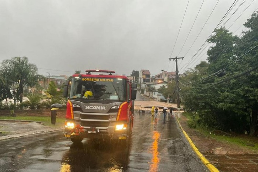 Homem havia desaparecido em São Leopoldo após carro ser arrastado pela correnteza de riacho — Foto: Guilherme Milman/Agência RBS