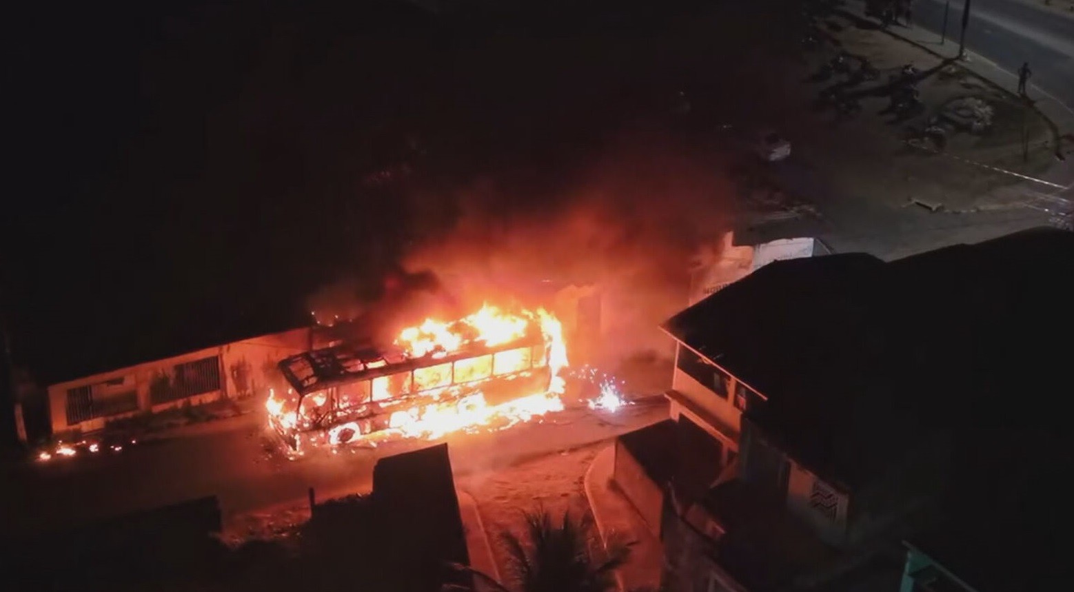 Ônibus fica destruído após pegar fogo e incêndio atinge três casas; VÍDEO