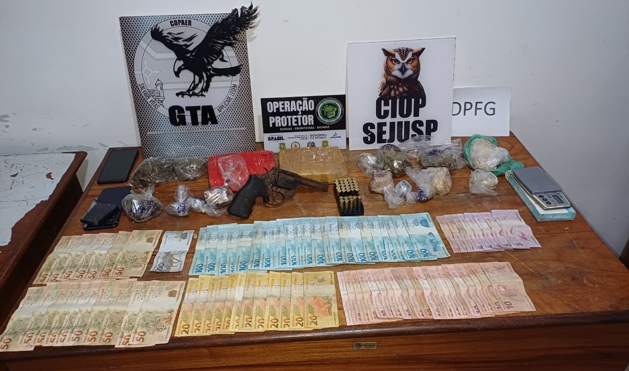 Dupla é presa com drogas, arma de fogo, munições e dinheiro em Macapá