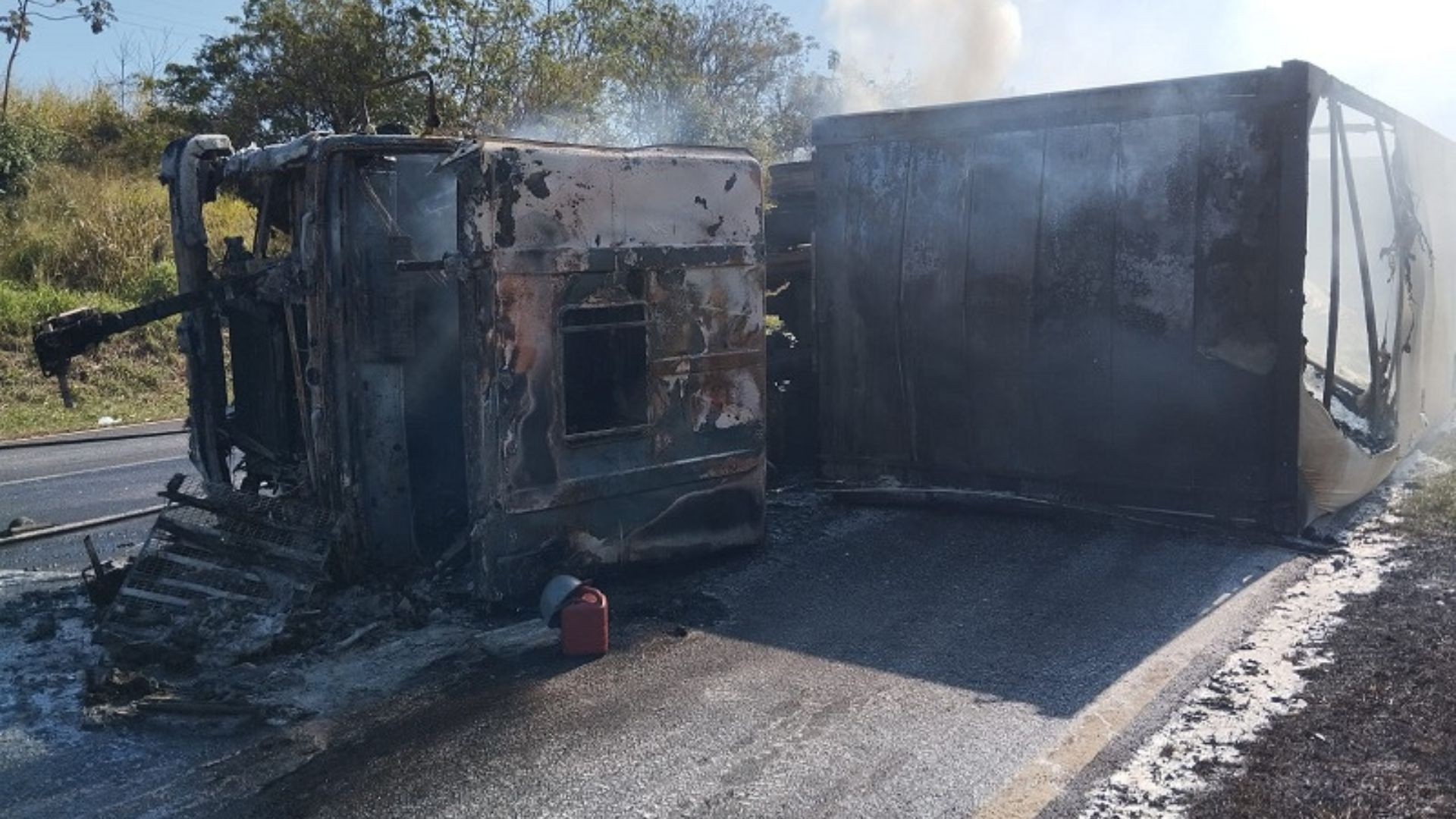 Caminhoneiro morre carbonizado ao ficar preso em ferragens após veículo tombar e pegar fogo na Raposo Tavares em Ourinhos