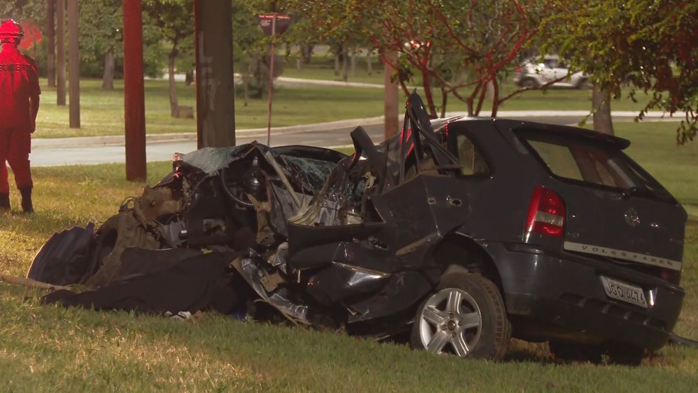 Carro fica destruído após acidente grave na L4 Sul, em Brasília — Foto: TV Globo/Reprodução