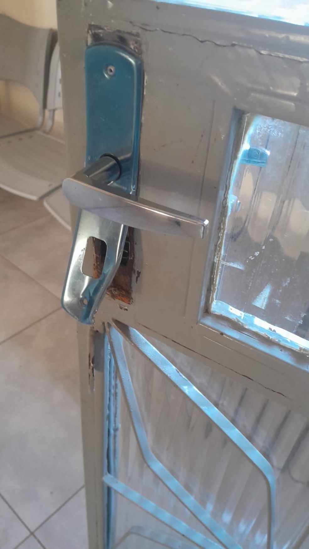 Porta danificada pelos criminosos — Foto: Paróquia Nossa Senhora Aparecida