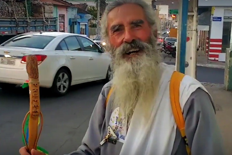 Religioso conhecido por 'Profeta' é encontrado gravemente ferido às margens da BR-459, em Poços de Caldas