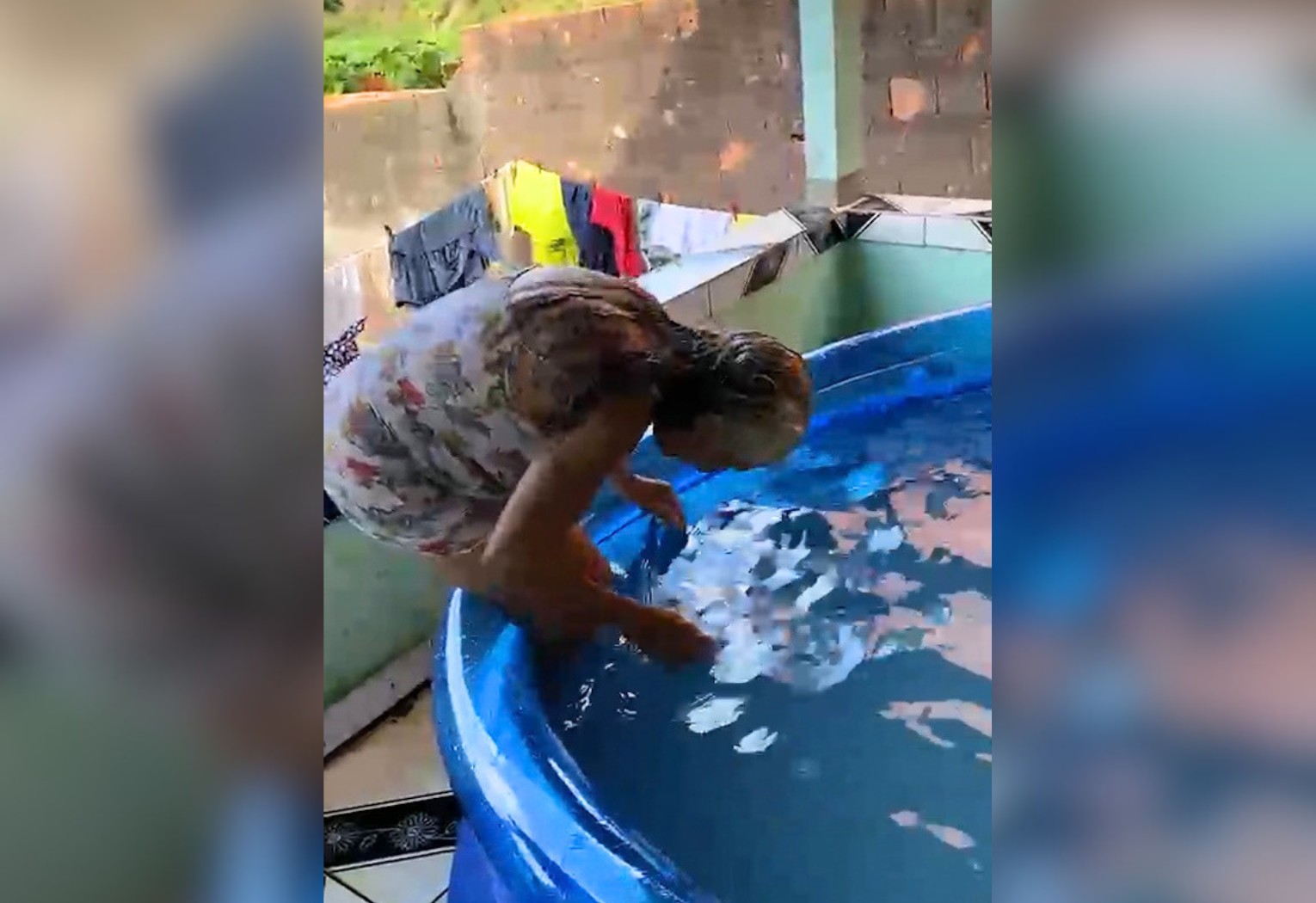 Vovó de 68 anos viraliza ao dar cambalhota em piscina durante brincadeira com crianças; VÍDEO
