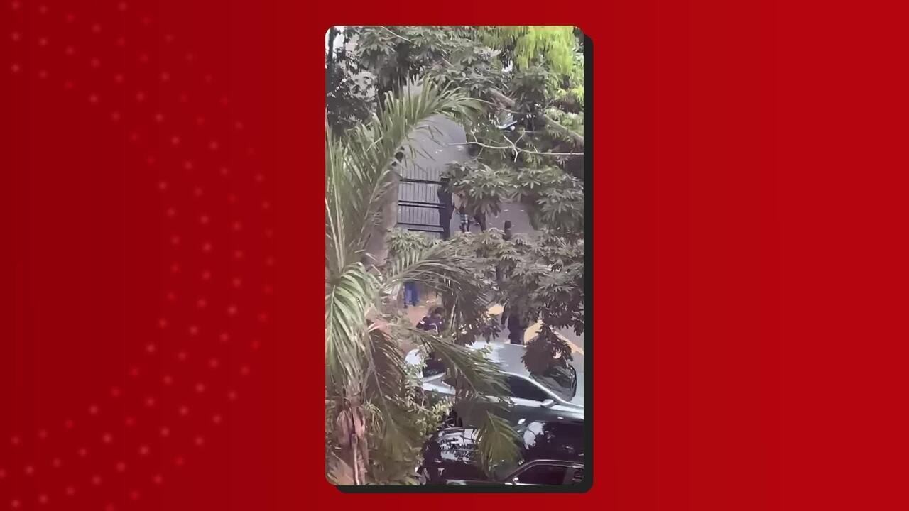 VÍDEO: Preso tenta fugir ao chegar em audiência de custódia e é recapturado por policiais em Manaus