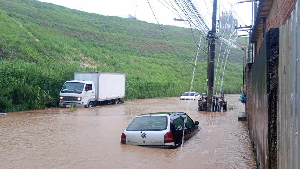 Moradores do bairro Venda Velha, em São João de Meriti, sofreram com as chuvas dessa segunda-feira. — Foto: Débora Xavier