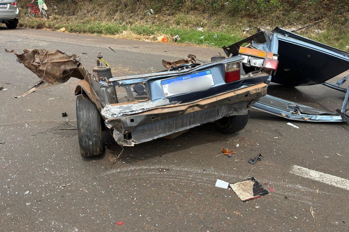 Carro invade pista contrária, parte ao meio e motorista é ejetado durante acidente na BR-376, no Paraná