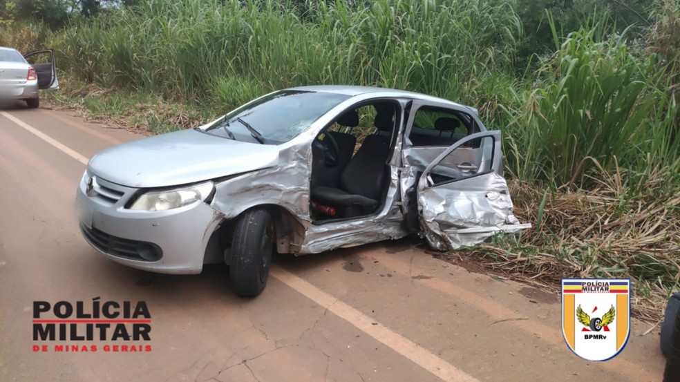 Motorista desvia de cachorro e bate em dois veículos na MGC-265, em Carmo do Rio Claro — Foto: Polícia Militar Rodoviária