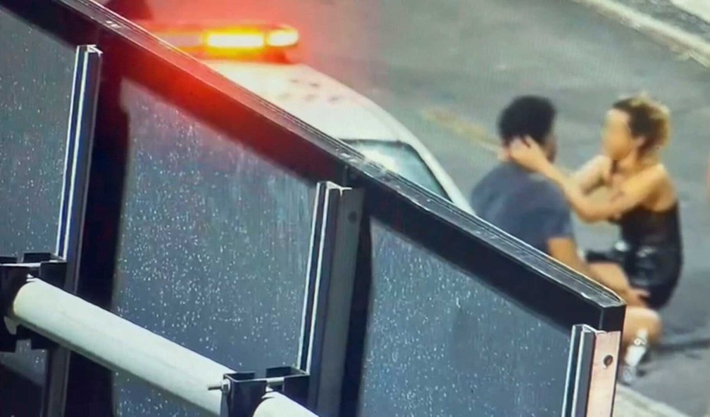 No meio-fio da ciclovia do calçadão de Copacabana, Amigos de Gabriel se consolam após o crime — Foto: Reprodução/TV Globo