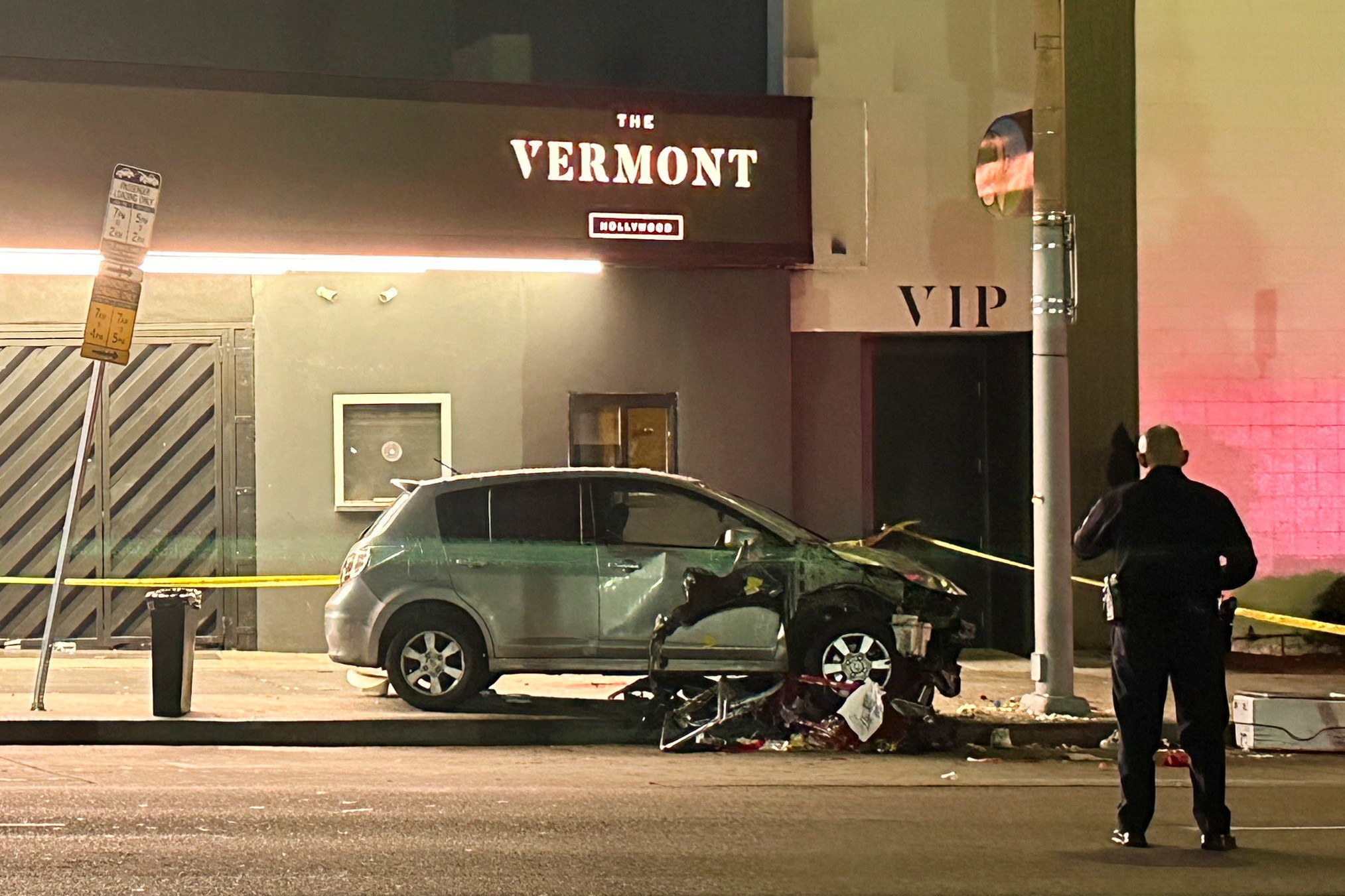 Carro avança sobre pedestres na porta de boate em Los Angeles