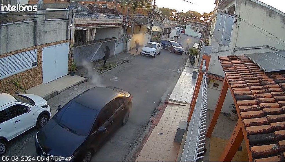 Câmera de segurança registro o momento que homens encapuzados atacaram o capitão — Foto: Reprodução
