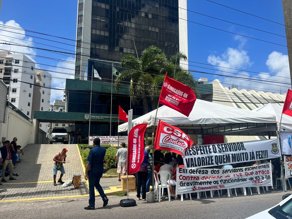 Servidores protestam contra decisão do TCE-RN que deu prazo até abril para servidores não concursados se aposentarem pela previdência estadual — Foto: Vinicius Marinho/Inter TV Cabugi