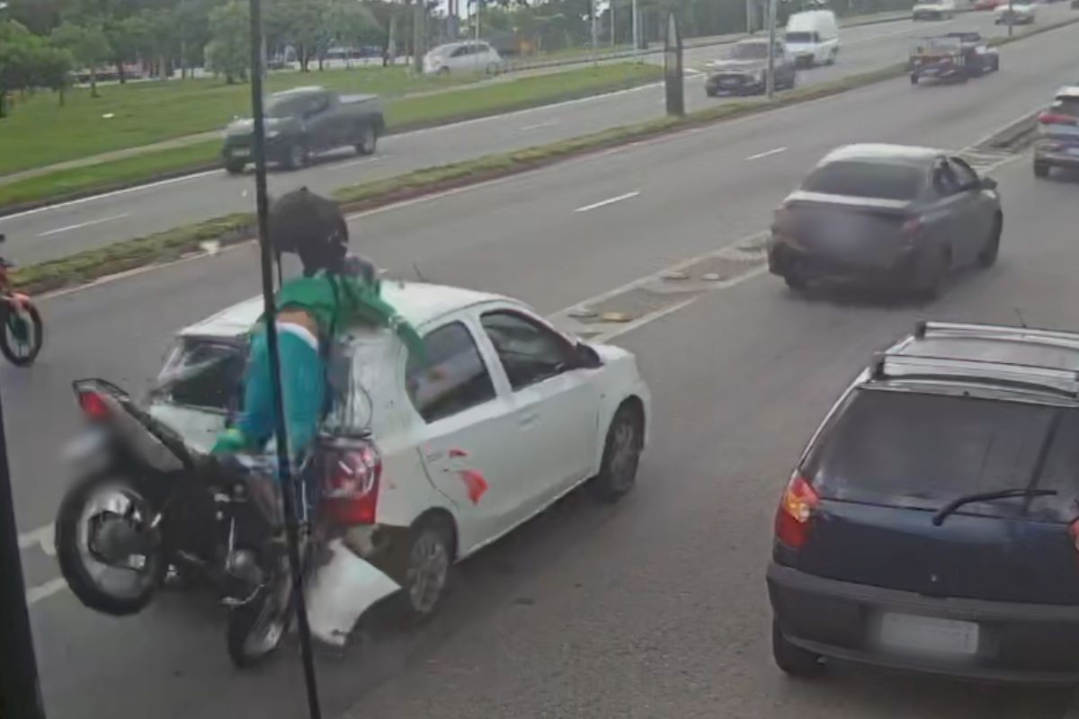 VÍDEO: motociclista é arremessado ao bater na traseira de carro em São José dos Campos, no interior de SP