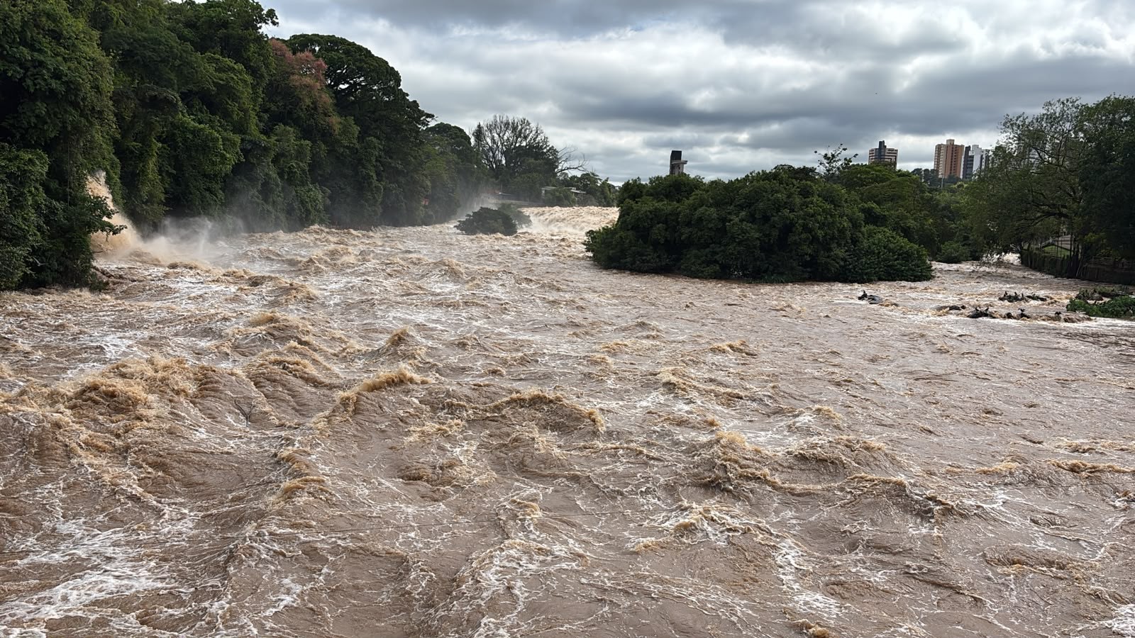 Rua do Porto é interditada após Rio Piracicaba transbordar e cenário assusta moradores; veja imagens 