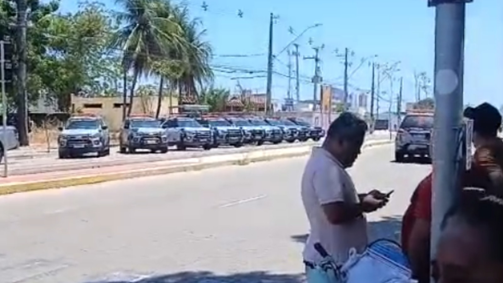 Grupo ocupa terreno de obra parada em escola pública de Fortaleza, e polícia obriga desocupação