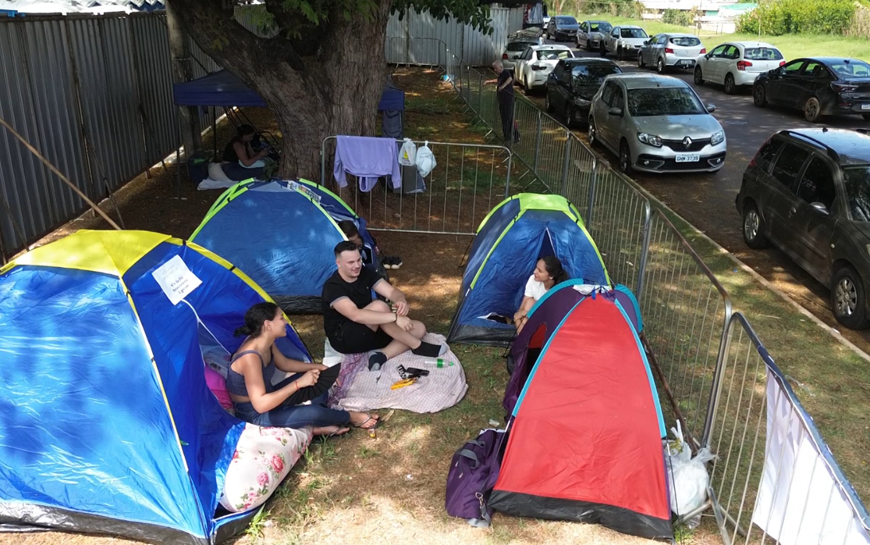 Barracas e revezamento: fãs acampam desde quarta para show de Luan Santana em Ribeirão Preto, SP