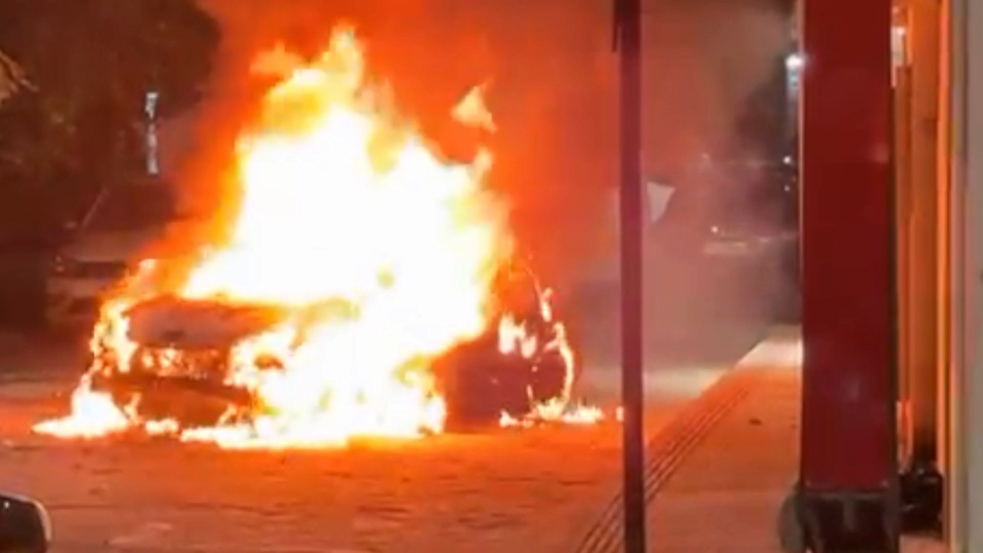 VÍDEO: carro pega fogo e passageiros saem correndo antes de explosão