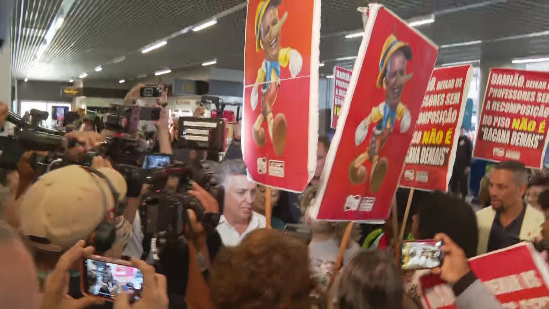 Prefeito Álvaro Damião chega a BH sob protesto de professores após deixar Israel