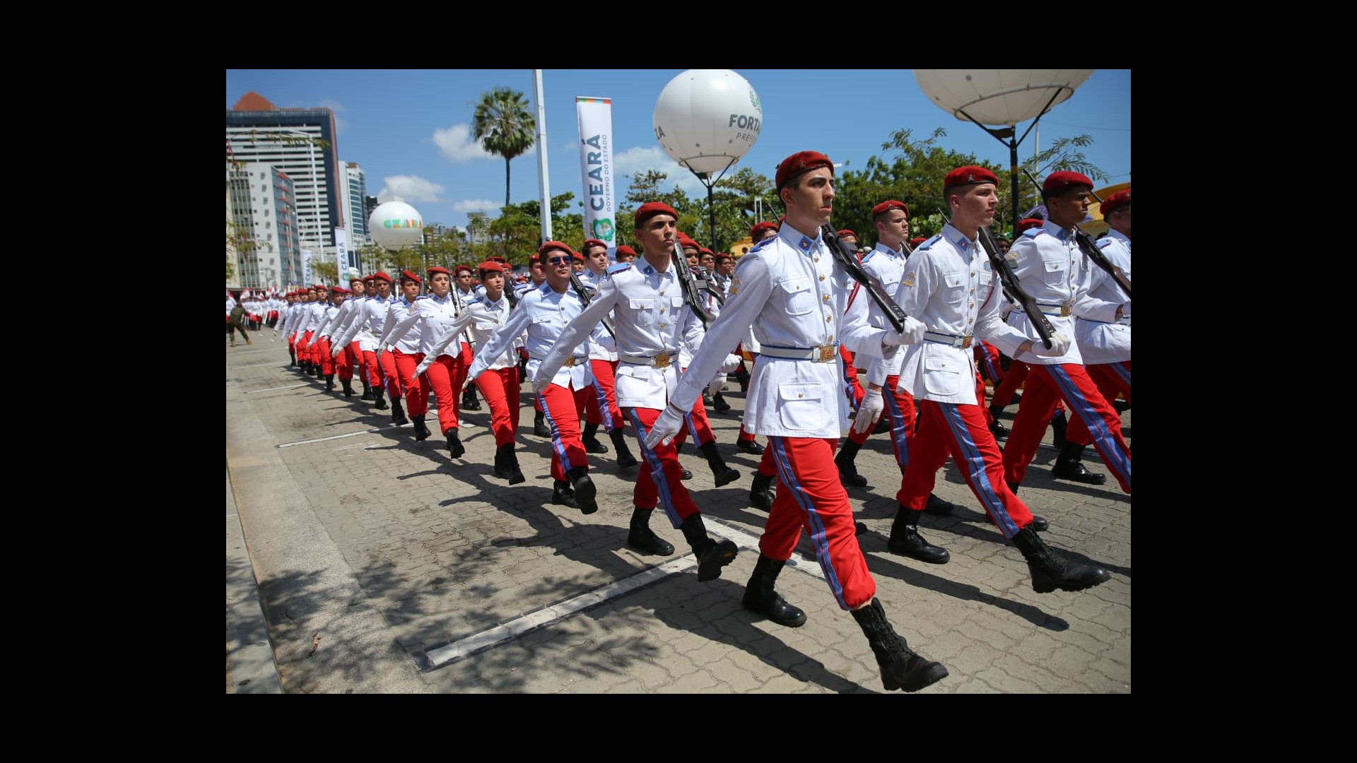 Desfile de 7 de setembro reúne membros das Forças Armadas, agentes das Forças de Segurança Pública, estudantes e população na avenida Beira-mar, em Fortaleza (CE) — Foto: Fabiane de Paula/SVM
