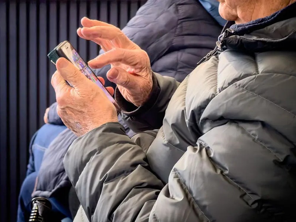 Canais do YouTube usam avatares de inteligência artificial para se passarem por médicos e enganar idosos