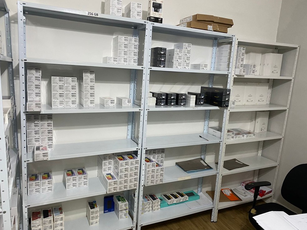 Mercadorias suspeitas de terem sido desviadas por policiais — Foto: PRF