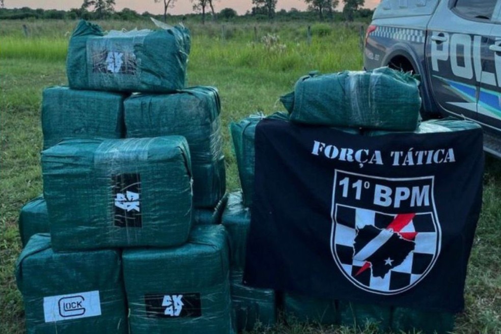 Droga estava dentro de avião que fez pouso forçado em MS — Foto: Força Tática BPM