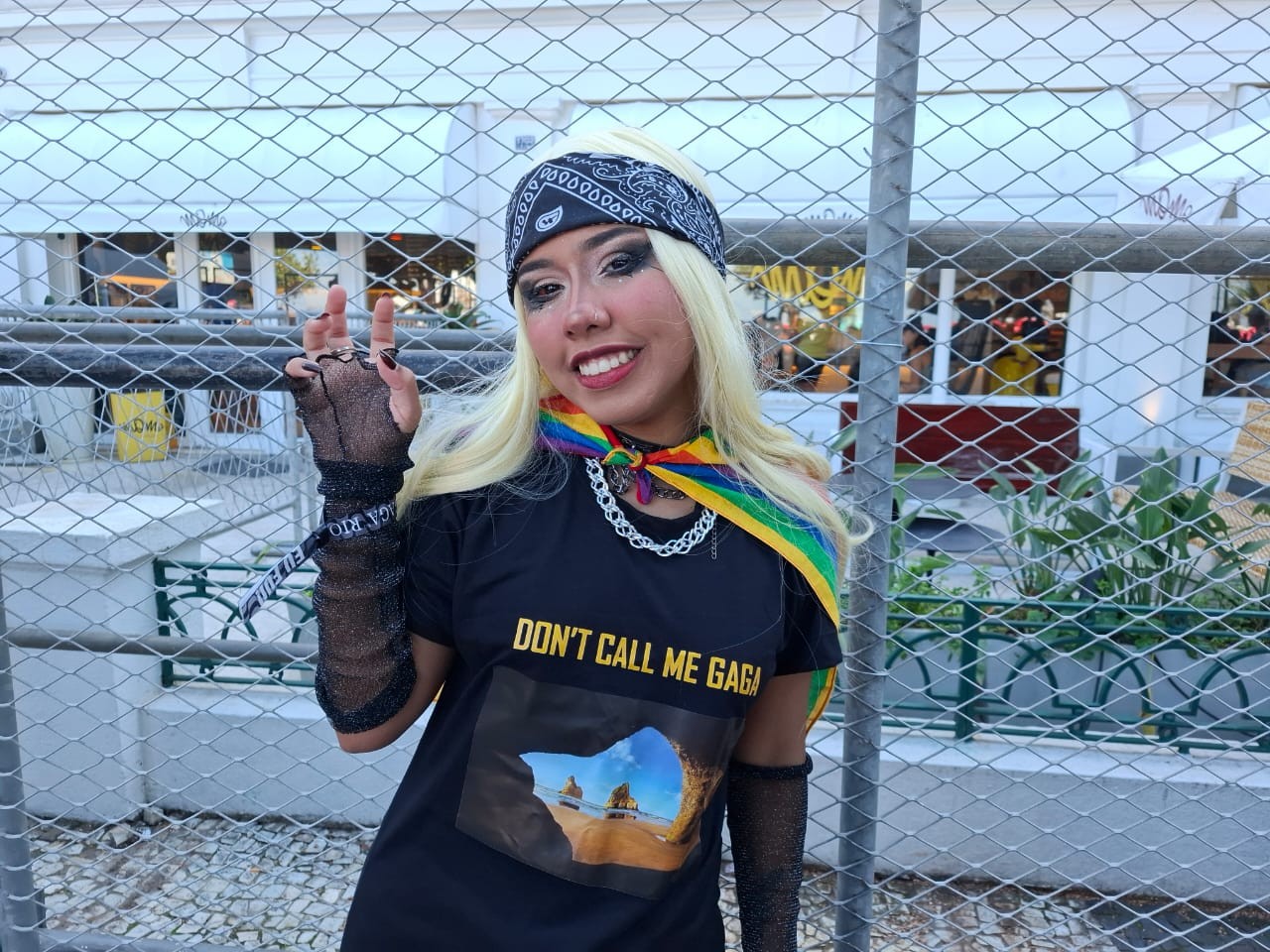 Paparazzi, Abracadabra Judas: 'little monsters' desfilam por Copacabana com roupas inspiradas nos sucessos de Lady Gaga
