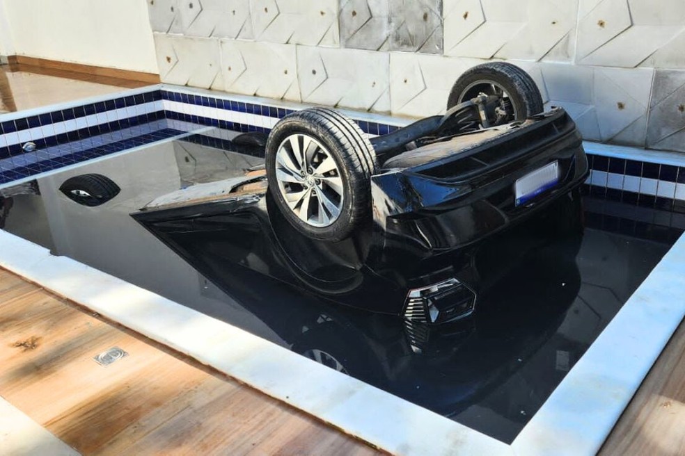 Carro caiu 'capotado' dentro de piscina em Guarujá (SP) — Foto: Reprodução