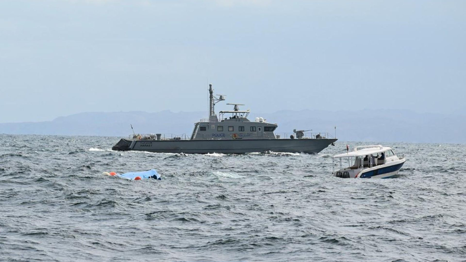Barco com 25 turistas franceses naufraga na costa do Omã; 3 morrem