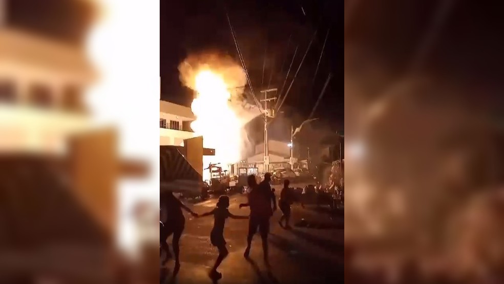 Gerador de poste explode e lança jato de fogo em rua de Juazeiro do Norte. — Foto: Reprodução