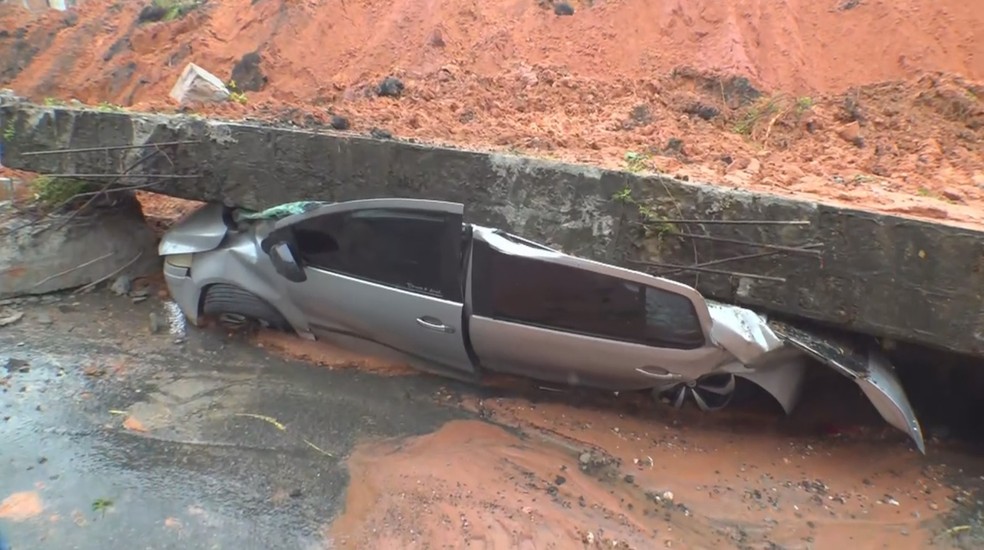 Carro é esmagado por estrutura de concreto e fica destruído após deslizamento de terra na Bahia — Foto: Reprodução/TV Bahia