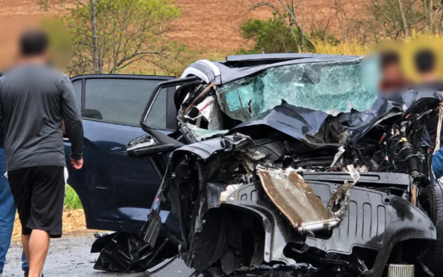 Acidente entre carro e caminhão deixa três mortos e dois feridos na BR-146, em Guaxupé, MG
