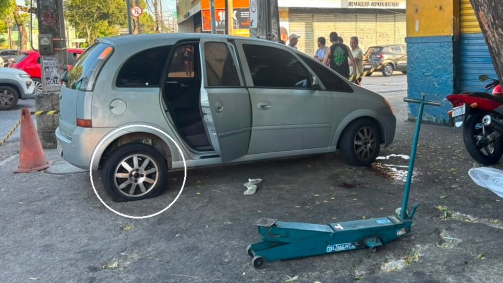 Homem foi morto e outro baleado ao pararem em oficina para trocar pneu furado. — Foto: Kilvia Muniz/ SVM