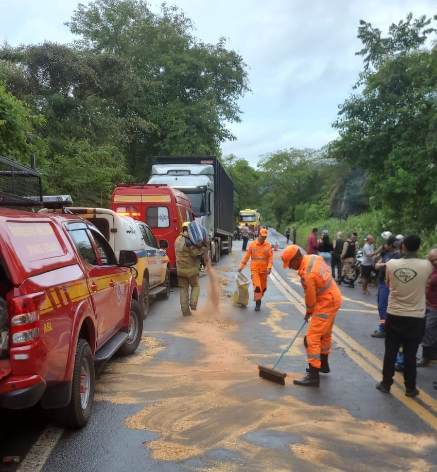 Motorista de carro de funerária que transportava corpo morre em acidente em MG