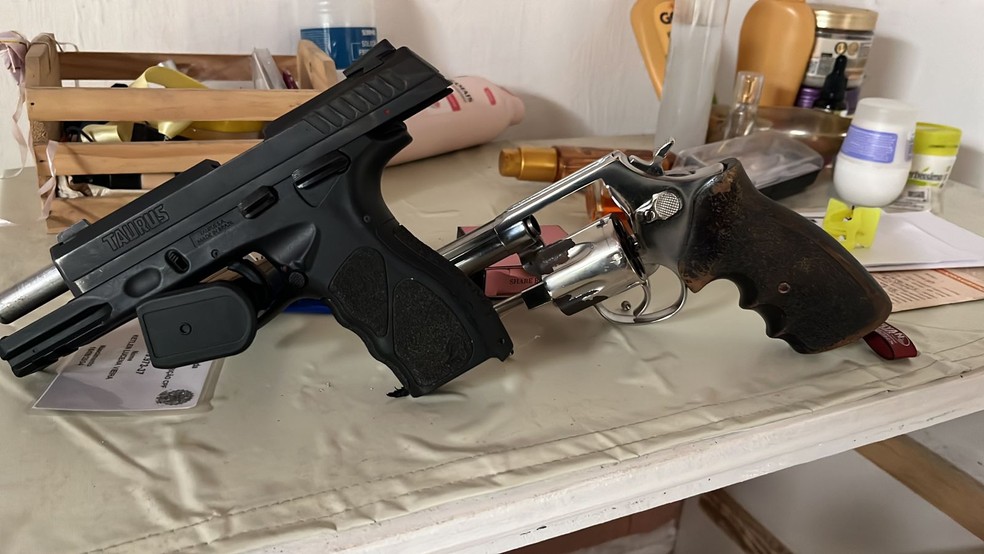 Durante buscas em casa, polícia apreendeu uma pistola, um revólver, drogas e outros materiais ilícitos. — Foto: Polícia Militar/ Divulgação