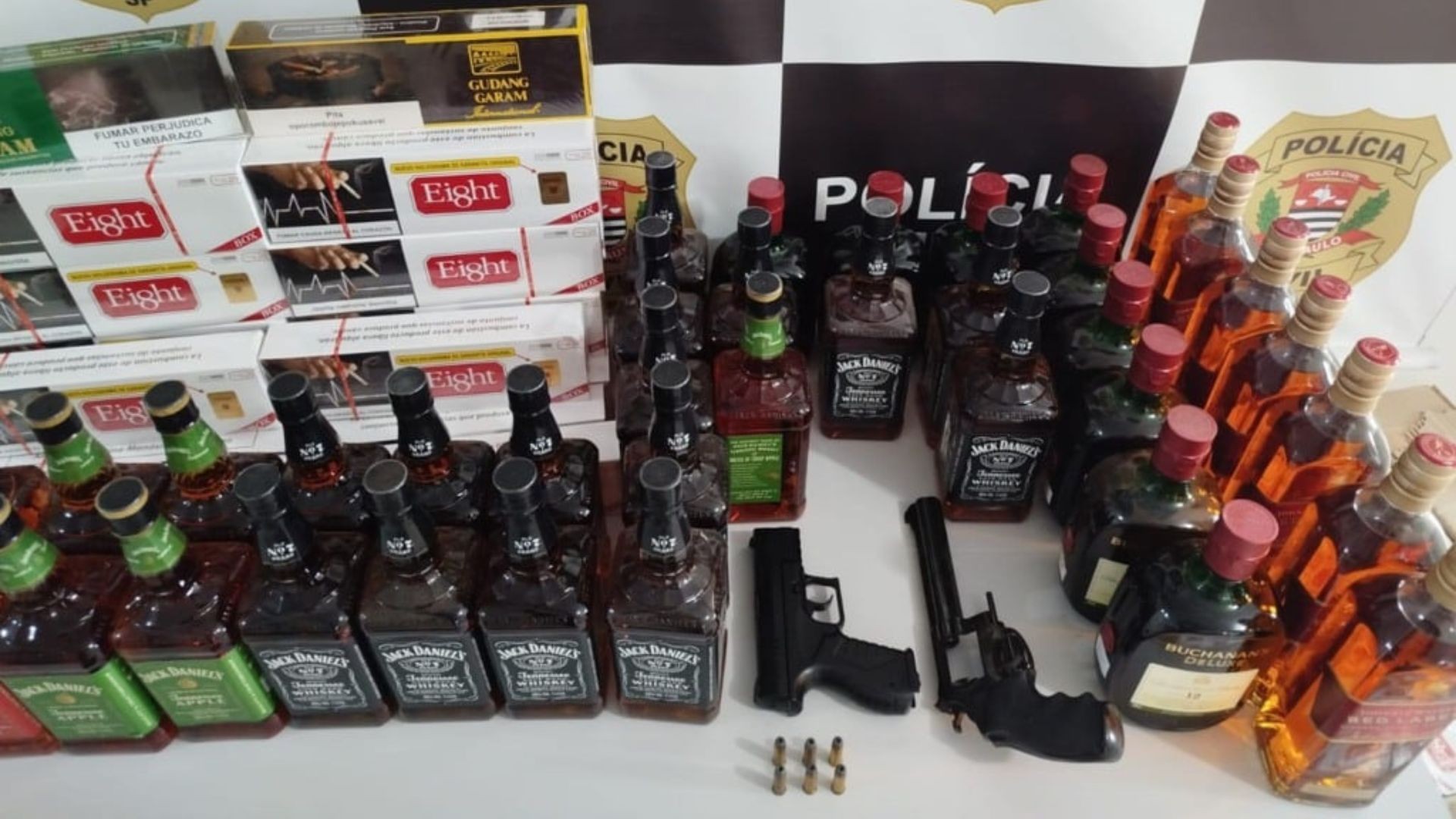 Polícia Civil apreende bebidas irregulares, cigarros contrabandeados do Paraguai e armas em operação no interior de SP