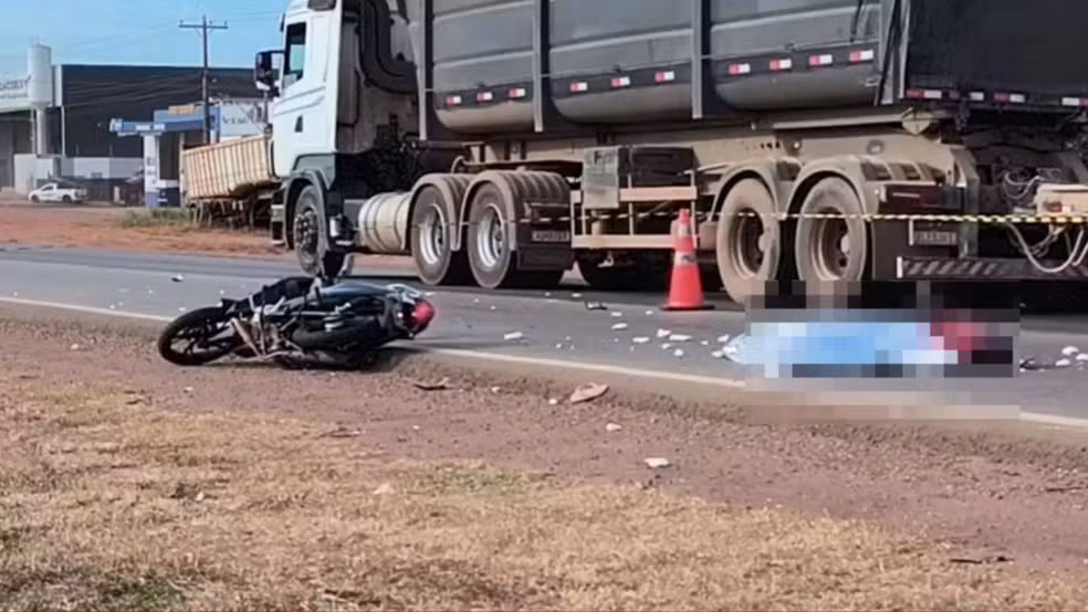 Mãe morre e filho fica ferido após moto em que estavam bater contra carreta na BR-364 em MT — Foto: Wanderson Dantas