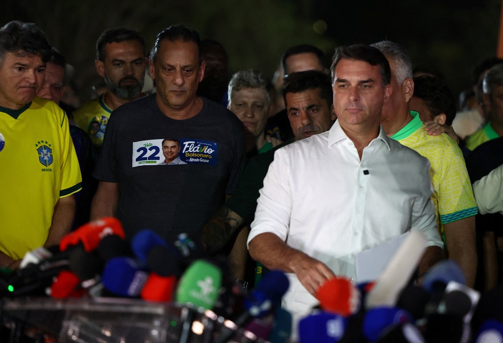 Flávio Bolsonaro fala após derrota para Lula no 2º turno — Foto: Agustin Marcarian/Reuters