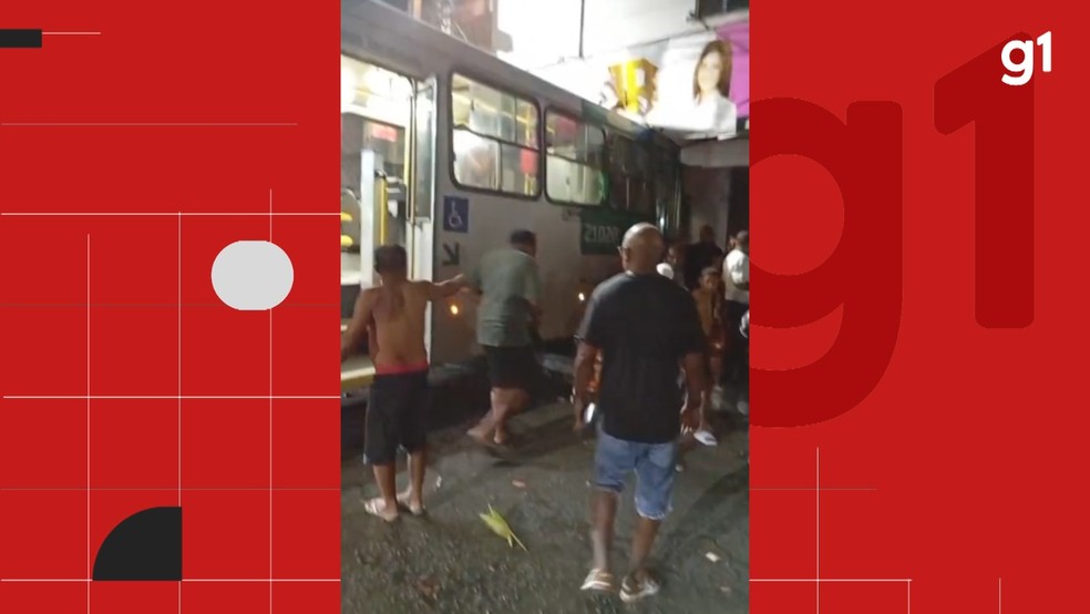 Vídeo mostra prédio 'atravessado' por ônibus após batida em Salvador — Foto: Reprodução/Redes Sociais