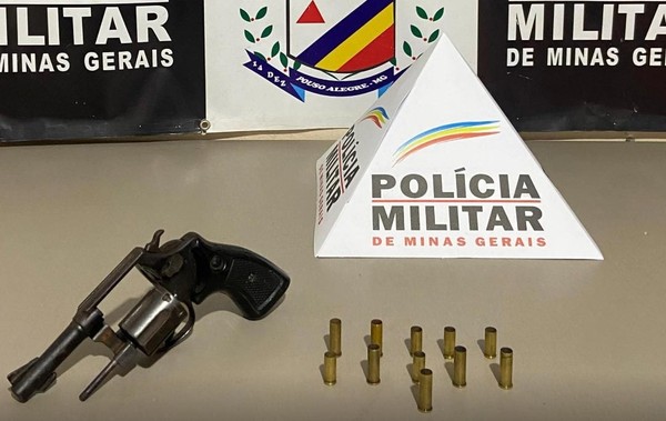 Polícia de Pouso Alegre apreendeu arma com suspeito de ter matado jovem de 21 anos — Foto: Polícia Militar/Divulgação
