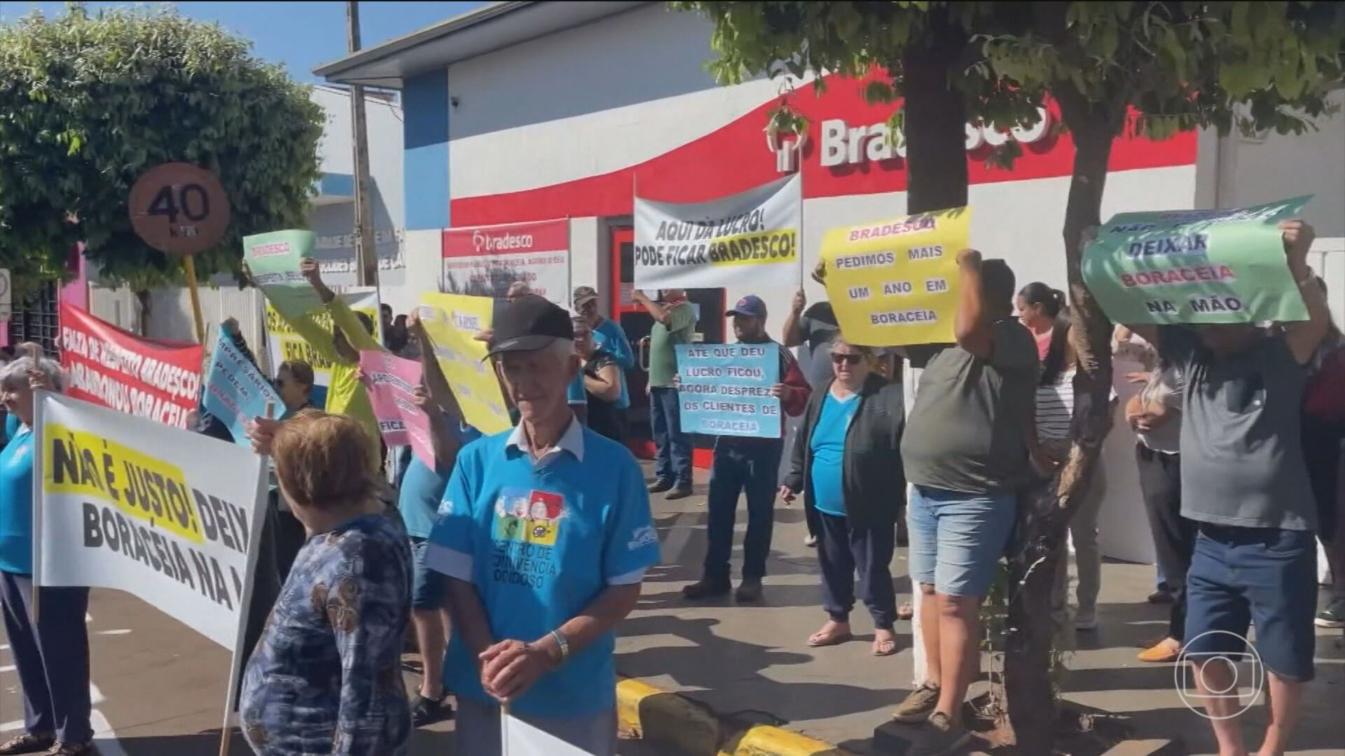 Fechamento de agências bancárias faz clientes viajarem mais de 50 quilômetros em busca de atendimento  no interior de SP