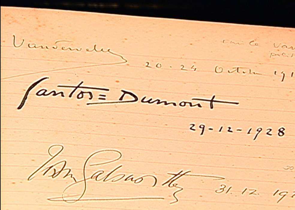 Assinatura de Santos Dumont no Livro de Ouro do Copacabana Palace — Foto: Reprodução/ TV Globo