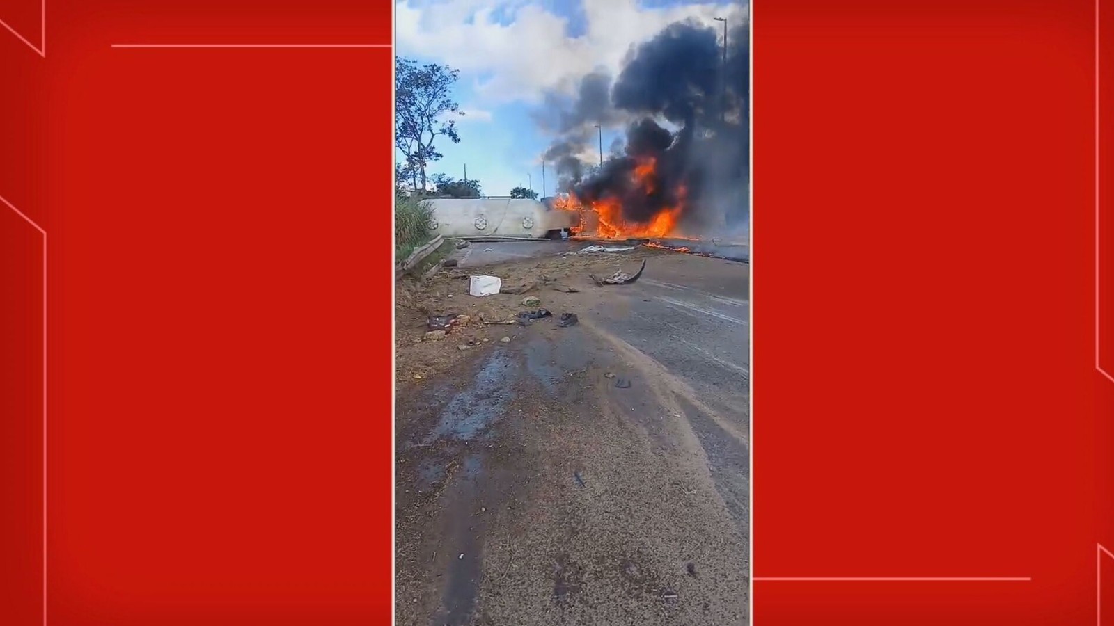 VÍDEO: caminhão capota e pega fogo na DF-150; uma pessoa morreu