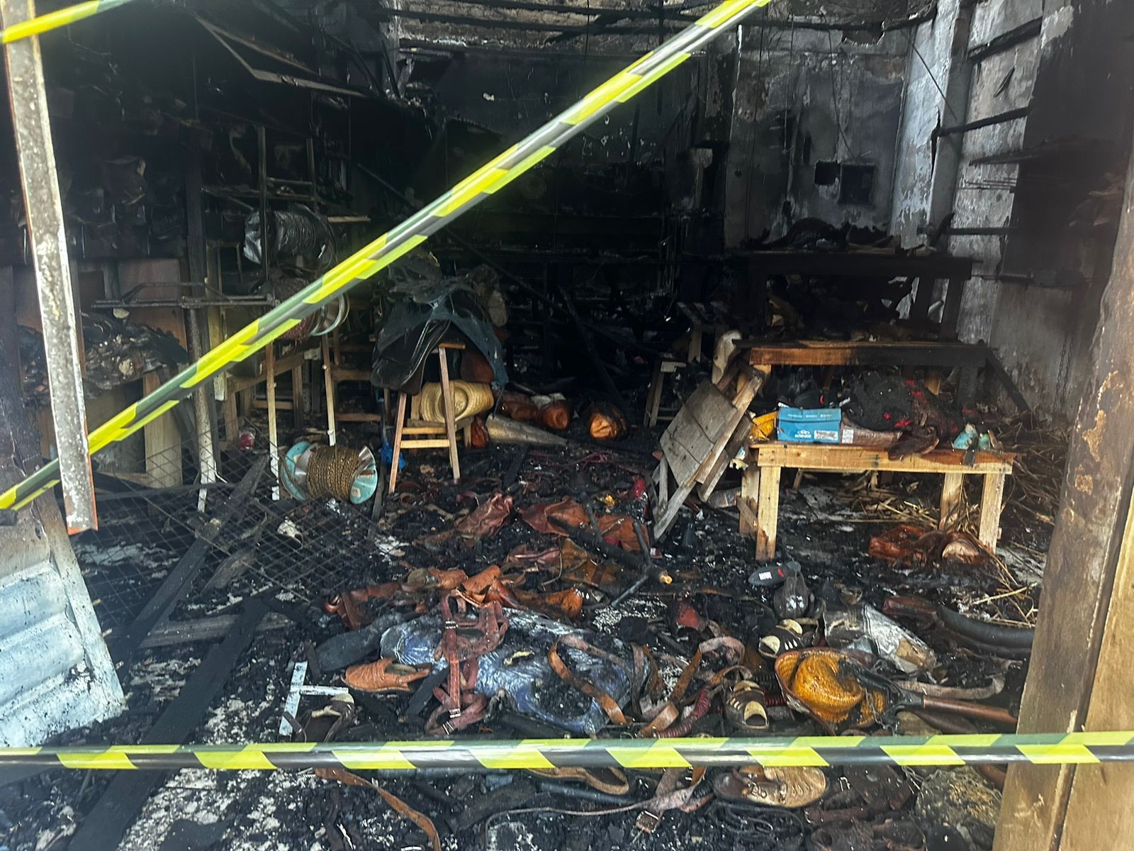Incêndio destrói loja com produtos para cavalos no centro de Maceió 