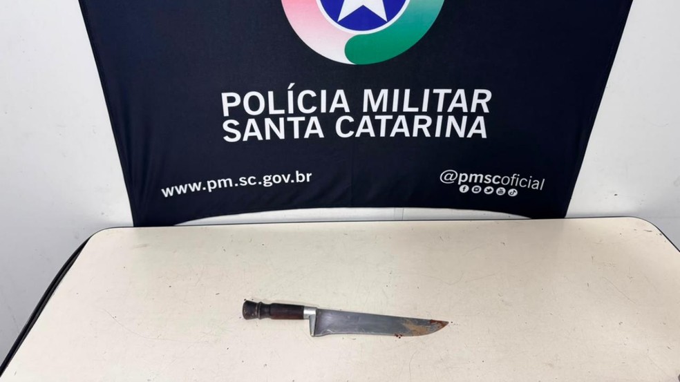 A faca utilizada no crime foi encontrada e apreendida pelos policiais — Foto: PMSC/Divulgação