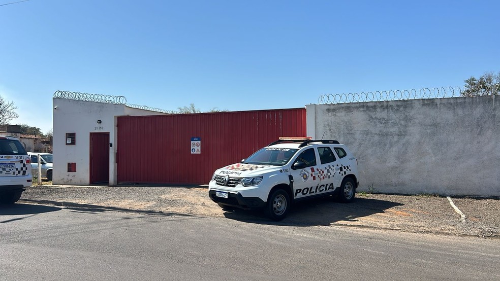 Homens furtam cofres de depósito de bebidas, em Osvaldo Cruz (SP) — Foto: Renato Campanari/TV Fronteira