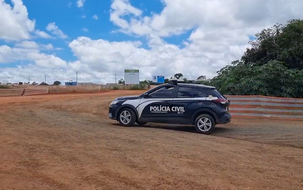 Polícia civil fez perícia em obra de uma cervejaria em Passos — Foto: Helder Almeida