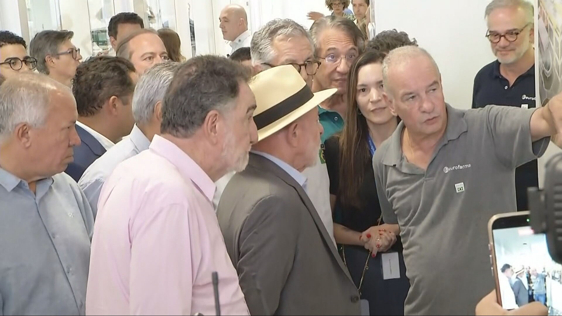 Patrus visita farmacêutica e participa de caminhada no Norte de Minas