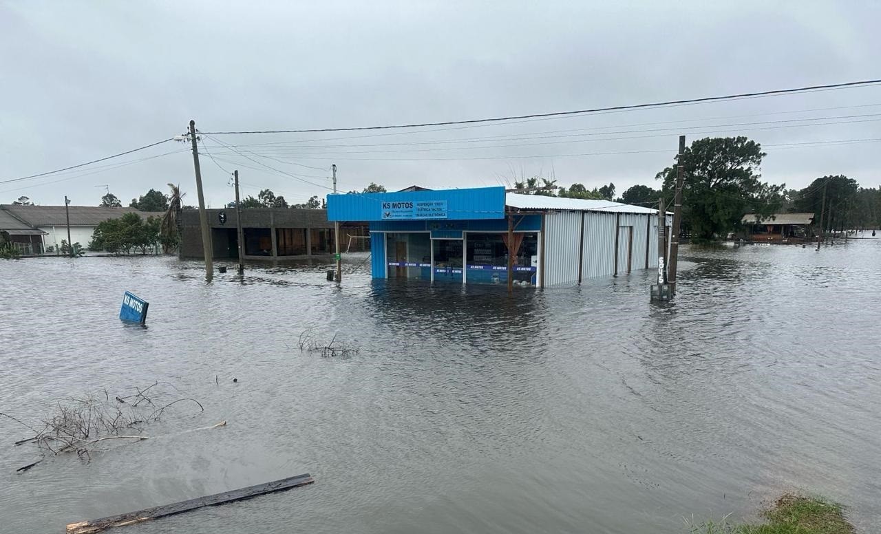 Chuva inunda casas e comércio de Mostardas e aulas são suspensas 
