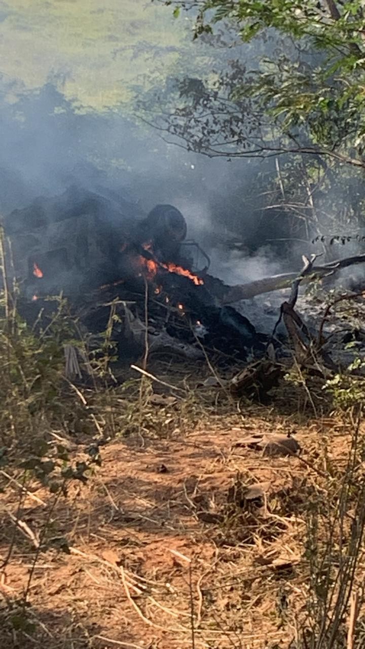 Motorista fica ferido após caminhão bater em ribanceira e pegar fogo 